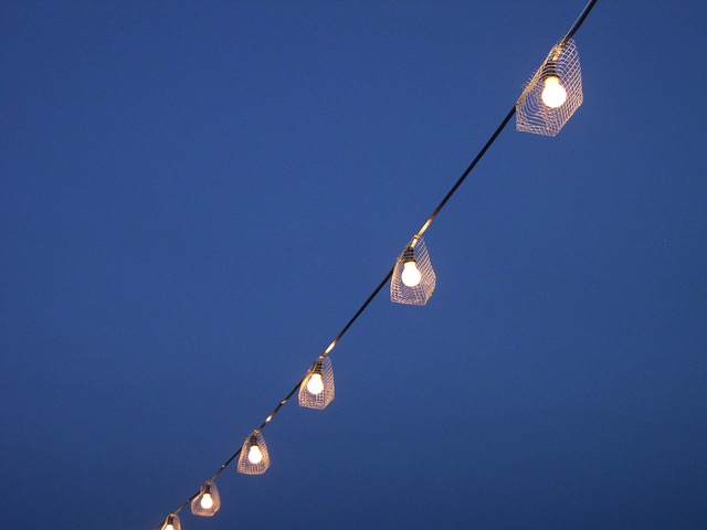 rozsvícené žárovky na laně